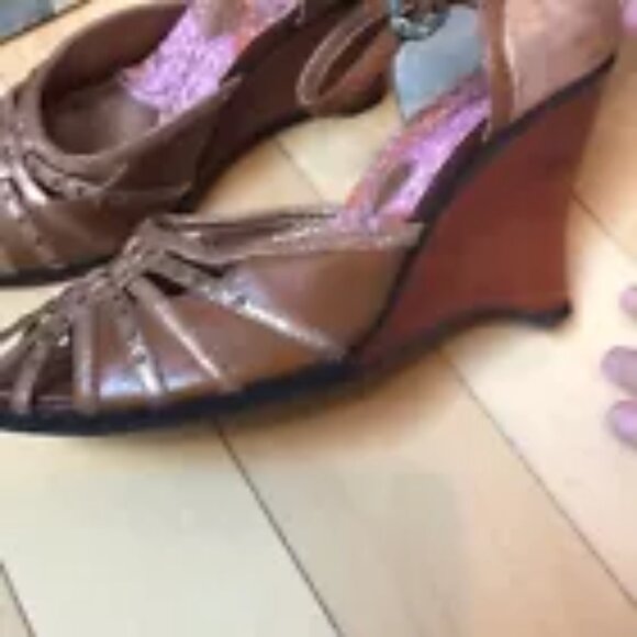 Beautiful kenzie antique gold open toe wedges - Picture 7 of 8